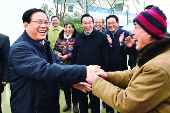 2月3日，春節(jié)后上班第一天，省委書記李強(qiáng)來我市基層走訪調(diào)研，看望鹽城“6.23”特大龍卷風(fēng)冰雹災(zāi)害受災(zāi)群眾。.jpg