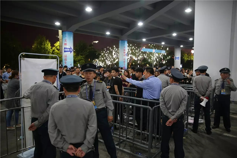 圖為保安隊(duì)員們快速反應(yīng)，處置突發(fā)事件。.png