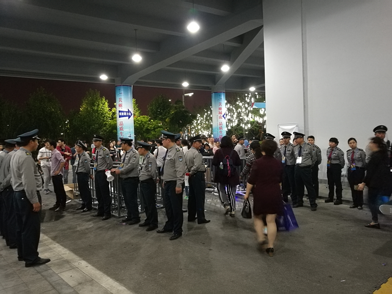 圖為保安隊(duì)員們在疏導(dǎo)觀眾散場。.png